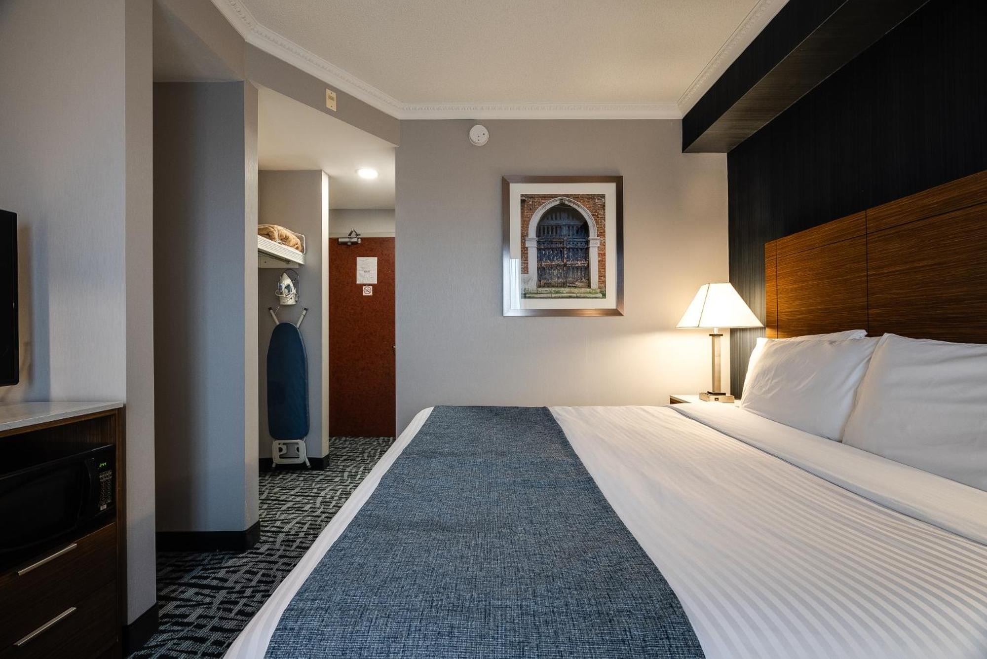 Monte Carlo Inn Toronto West Suites Mississauga Exterior photo