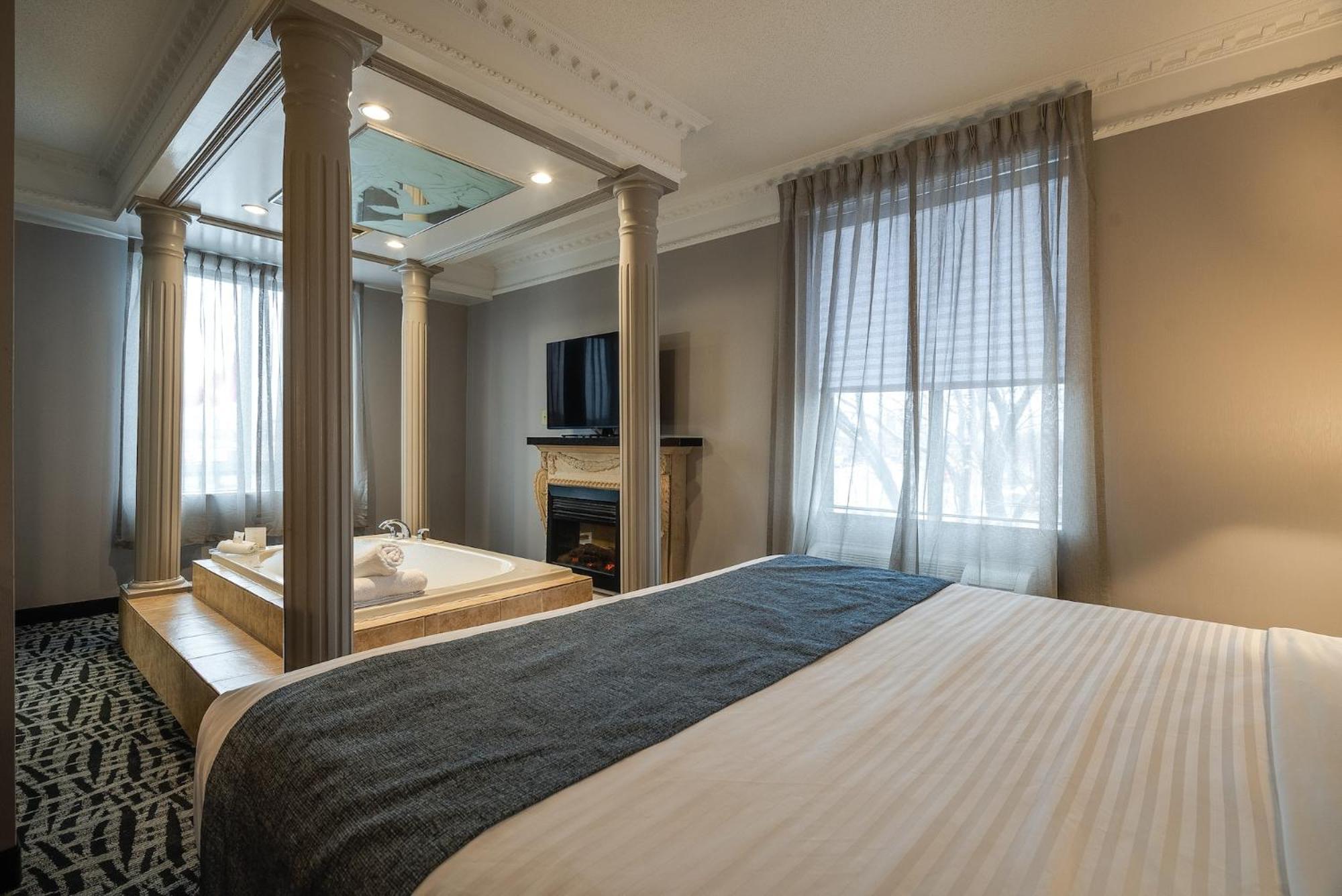 Monte Carlo Inn Toronto West Suites Mississauga Exterior photo