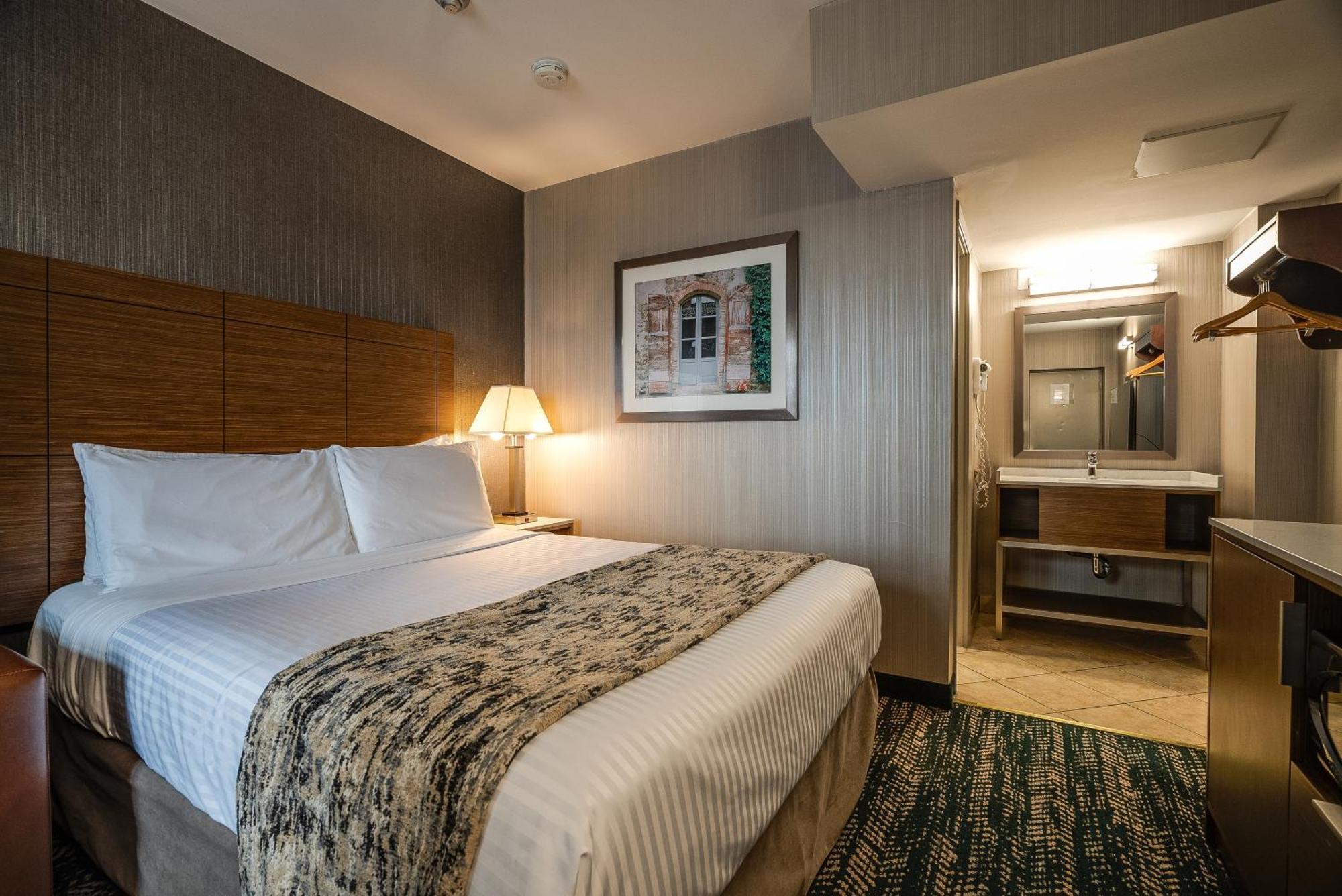 Monte Carlo Inn Toronto West Suites Mississauga Exterior photo